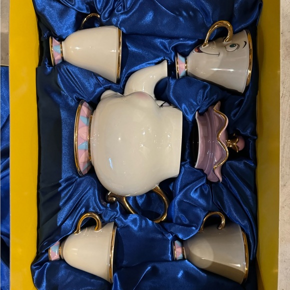 Collectors Authentic Disney Mrs Potts and chip collectors tea set - Picture 2 of 4